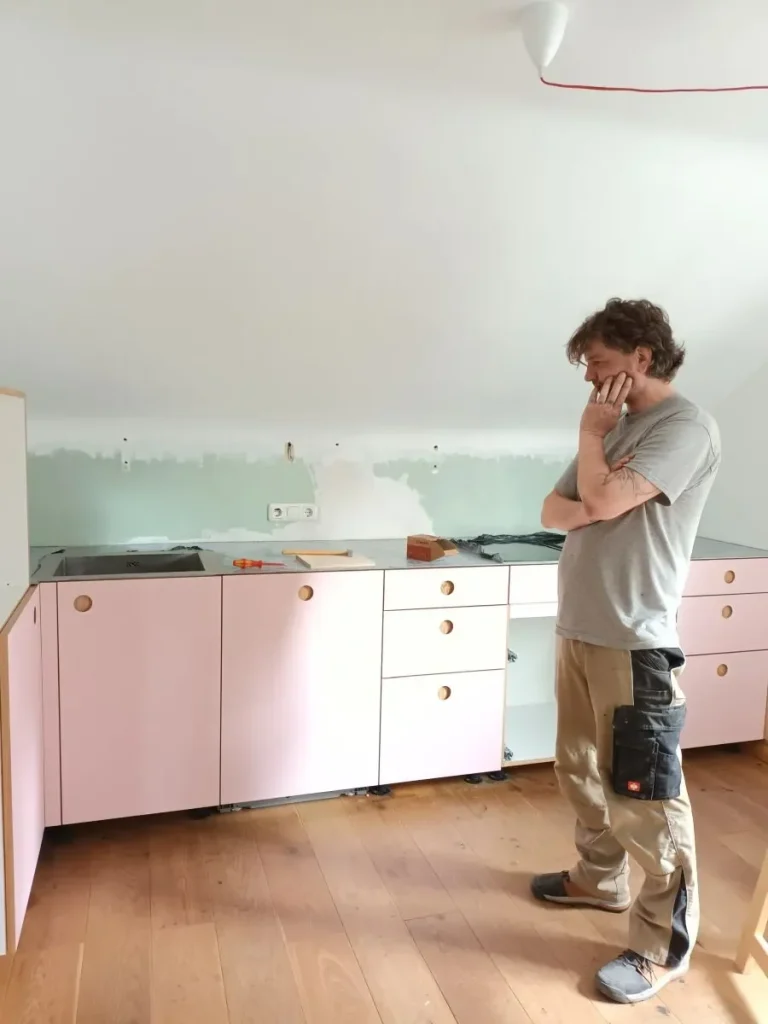 Schreinermeister Grentner bei der Montage einer maßgefertigten Küche