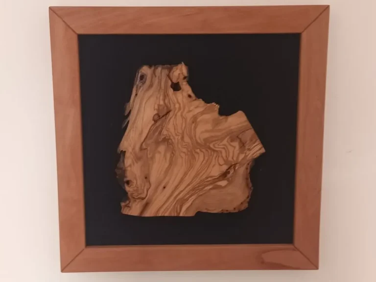 Holz im Rahmen, klein Holzskulptur in einem Holzrahmen, naturnahe Formen mit kontrastierenden Farben.
