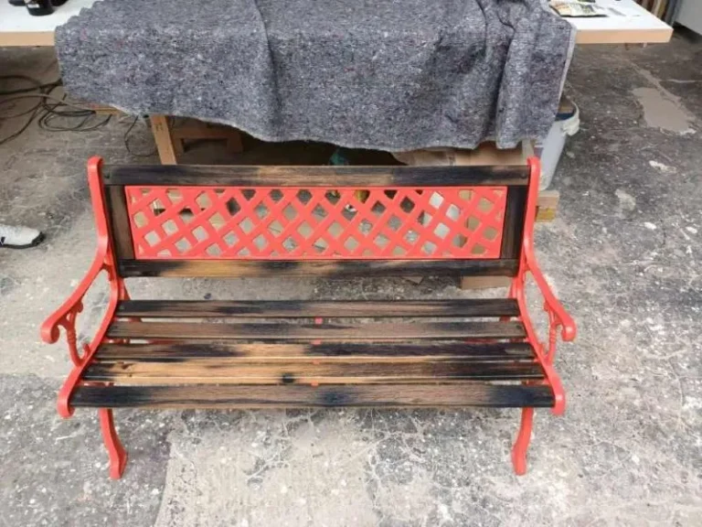 Gartenbank "Augustin" Rote Bank mit Holzlatten aus Fassdauben auf grauen Untergrund