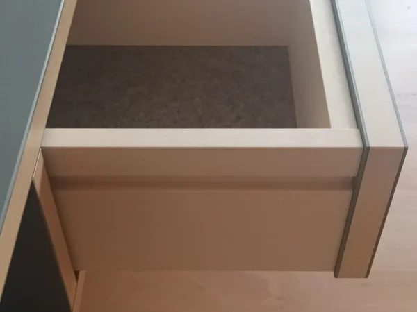 Schublade aus Ahorn mit grauem Filz bei einem Couchtisch vom Schreiner