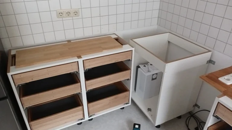 Aufbau einer Einbauküche nach Maß vom Schreiner