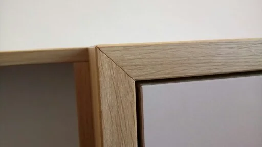 Gehrungsverleimung Gehrungsverleimung bei einem Sideboard mit Bücherregal aus Eiche