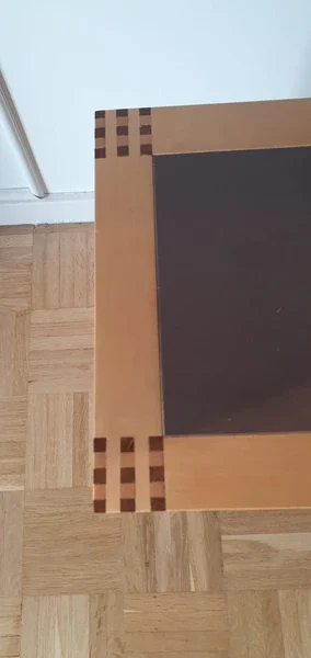 Japanische Eckverbindung bei einer Sitzbank aus Ahorn und Linoleum. Maßarbeit vom Schreiner