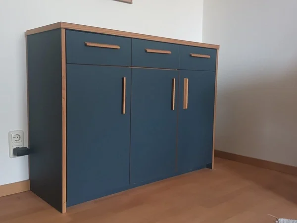 Sideboard aus blauem Linoleum und Eiche. Schubkästen aus Eiche