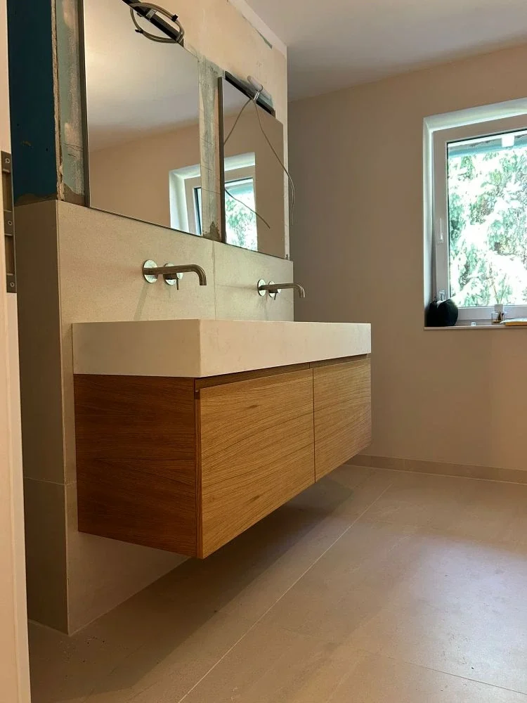 Waschtischunterschrank aus Eiche mit zwei Schubkästen. Maßarbeit vom Schreiner