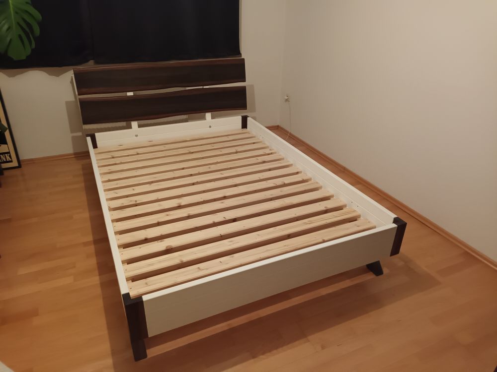 Massivholzbett Massivholzbett aus geräucherter Eiche und weiß lackierter Fichte