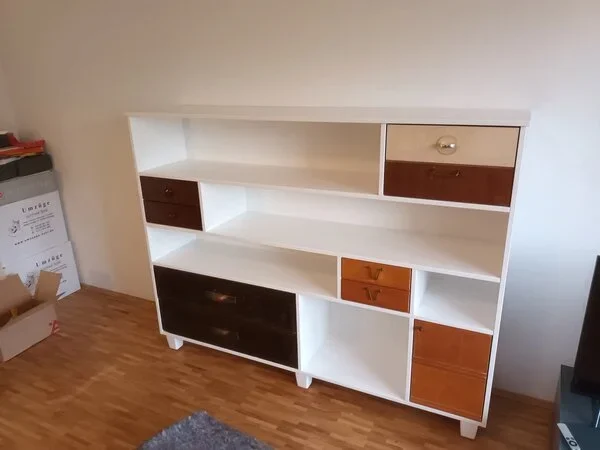 Weiß lackiertes Highboard aus MDF mit alten Fronten. Upcycling vom Schreiner