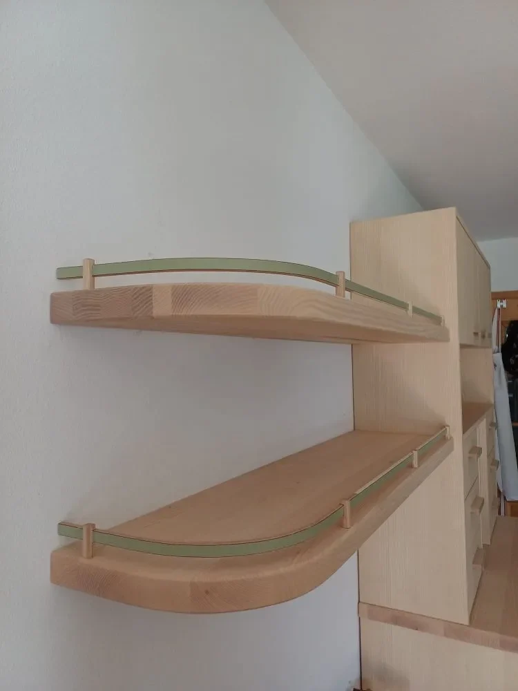 Küchenanrichte aus Esche mit Wandregal. Maßanfertigung vom Schreiner.