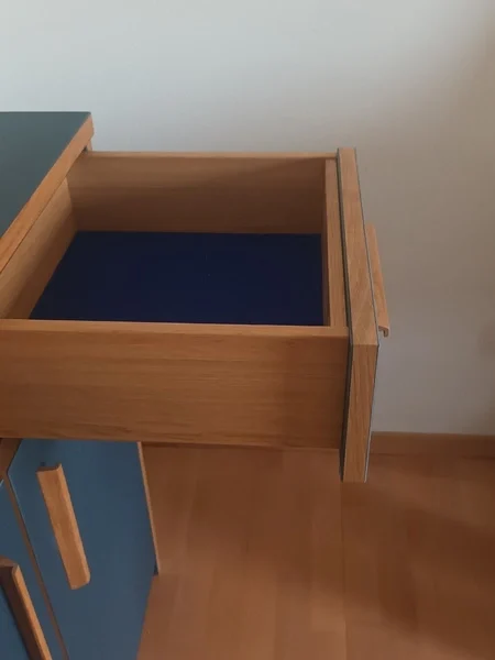 Sideboard aus blauem Linoleum und Eiche. Schubkästen aus Eiche