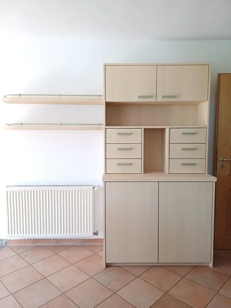 Küchenanrichte aus Esche mit Wandregal. Maßanfertigung vom Schreiner.