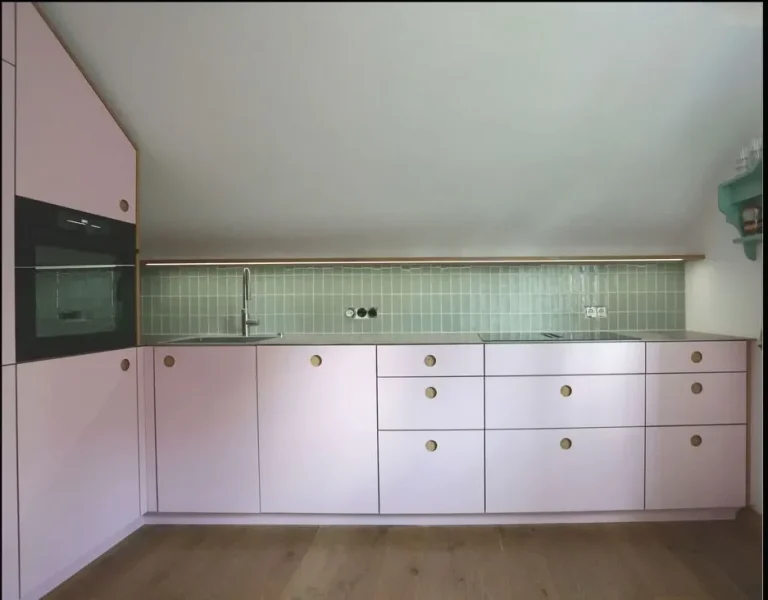 Moderne Einbauküche vom Schreiner mit rosa Fronten und Eiche.