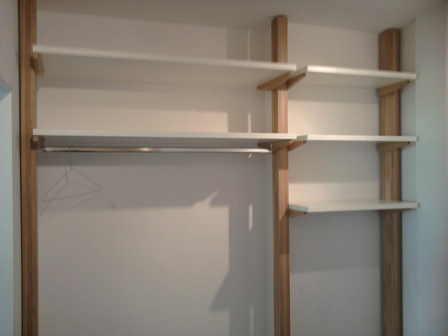 Garderobe Garderobe mit weißen Regalbretter und Eichenträger. Maßanfertigung vom Schreiner