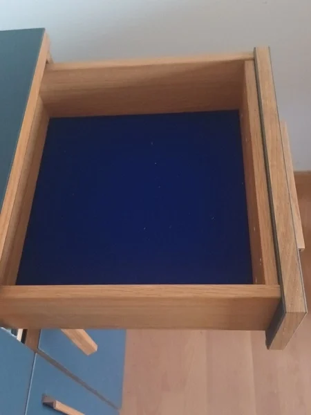 Sideboard aus blauem Linoleum und Eiche. Schubkästen aus Eiche. Böden mit blauem Filz belegt