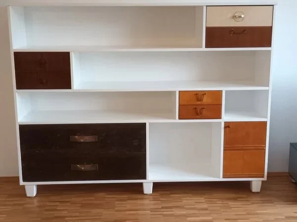 Weiß lackiertes Highboard aus MDF mit alten Fronten. Upcycling vom Schreiner
