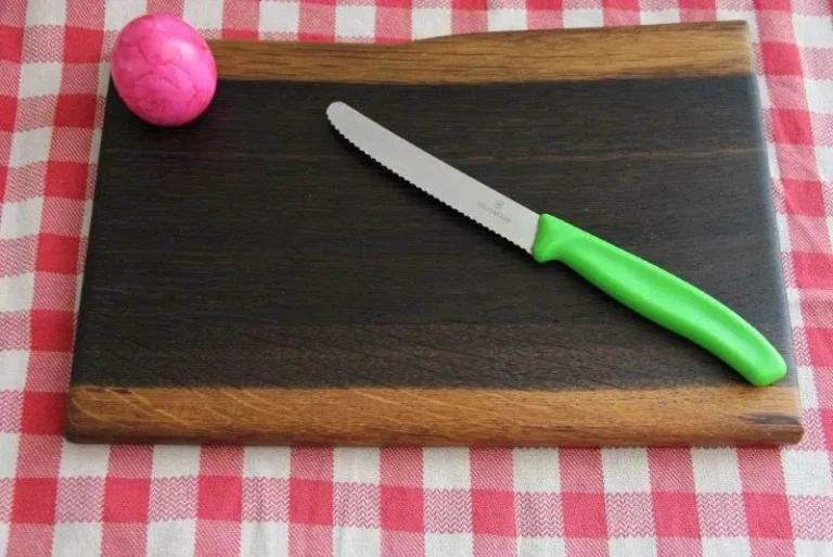Brotzeitbretterl "Franz" Brotzeitbrett mit Messer und Ei, auf rot karierten Tischtuch
