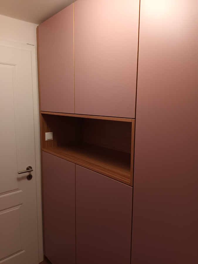 Einbauschrank in antikrosa mit offenem Fach in Eiche